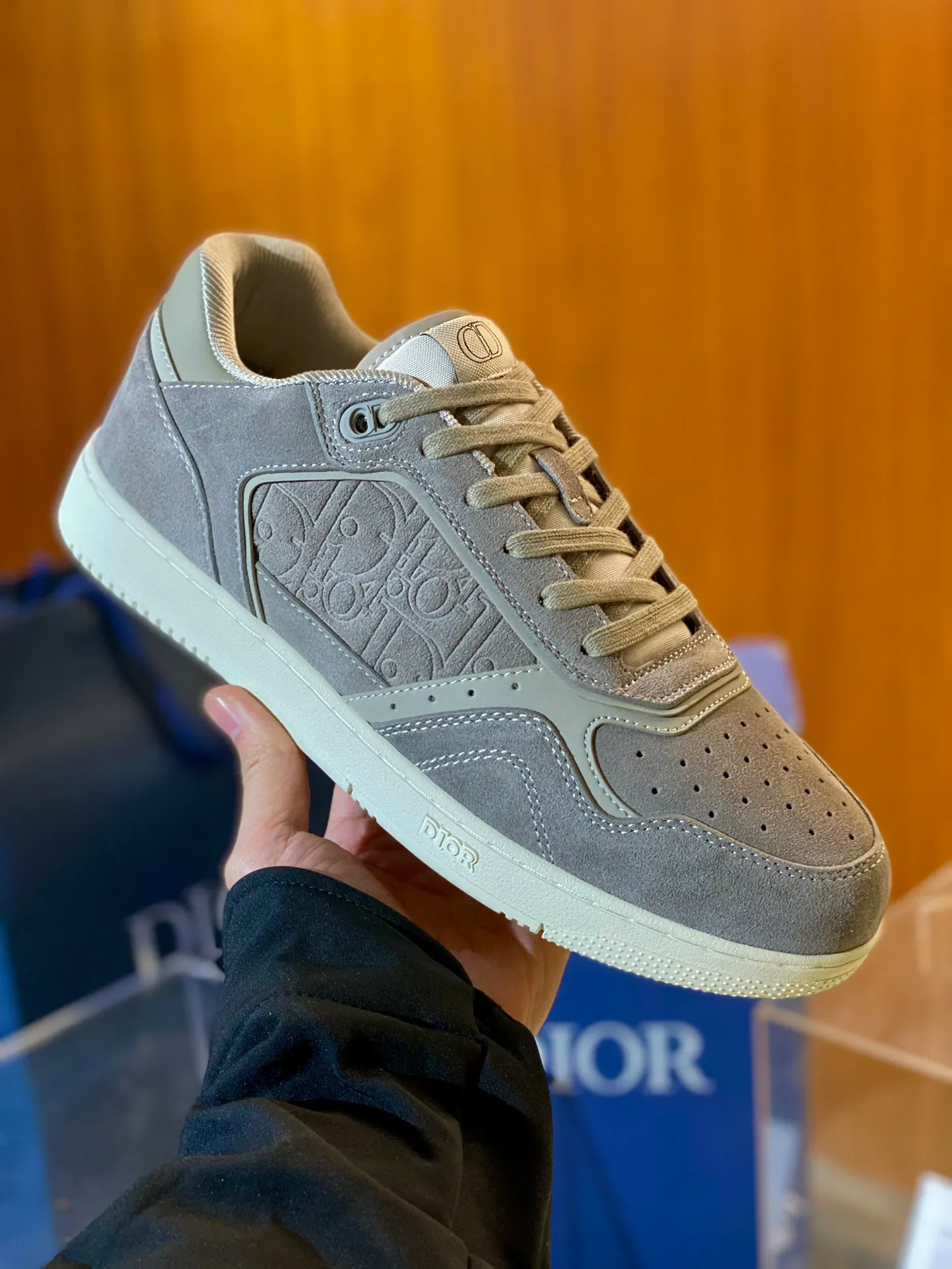 💰780 Dior| New B27 style for men and women ♞size; women 35~40, men 38~47 B27 is so handsome! The best and most eye-catching Dior wear is B27. The combination is invincible. It is versatile for everyday use and you don’t have to choose any combination. B27 feels comfortable on your feet. If you like this simple and elegant color scheme, you must buy it.
